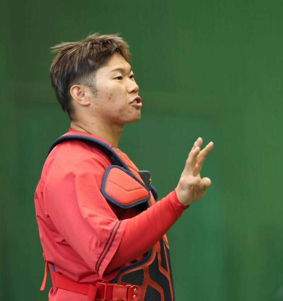 ブルペンで床田と談笑する坂倉（撮影・北村雅宏）