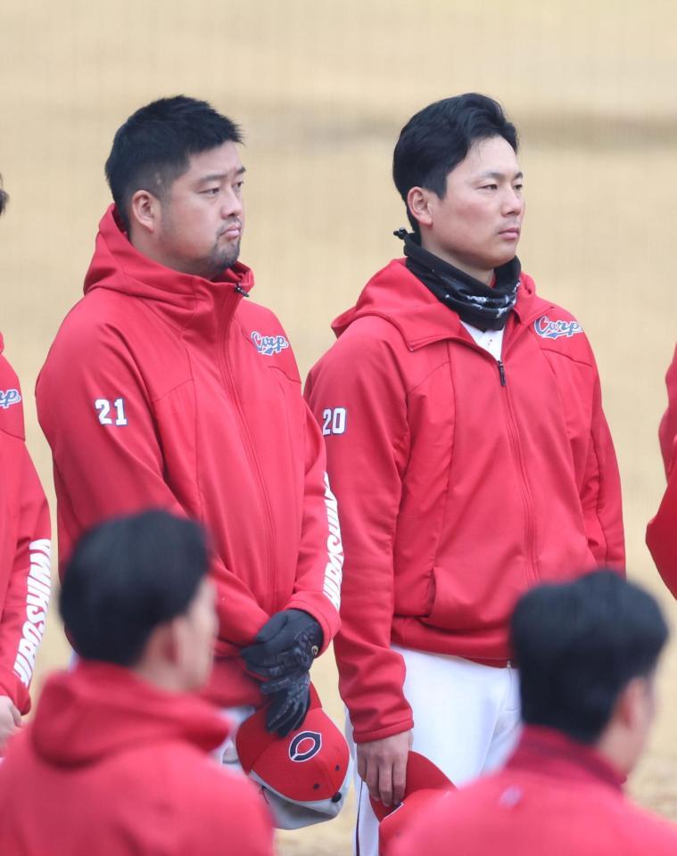 練習前の円陣で話しを聞く中崎（左）と栗林（撮影・北村雅宏）