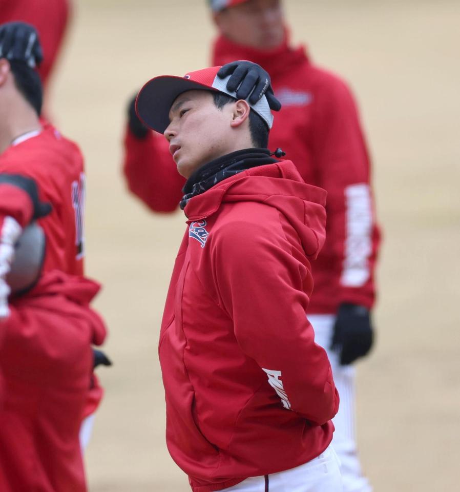 ウオーミングアップする栗林（撮影・北村雅宏）