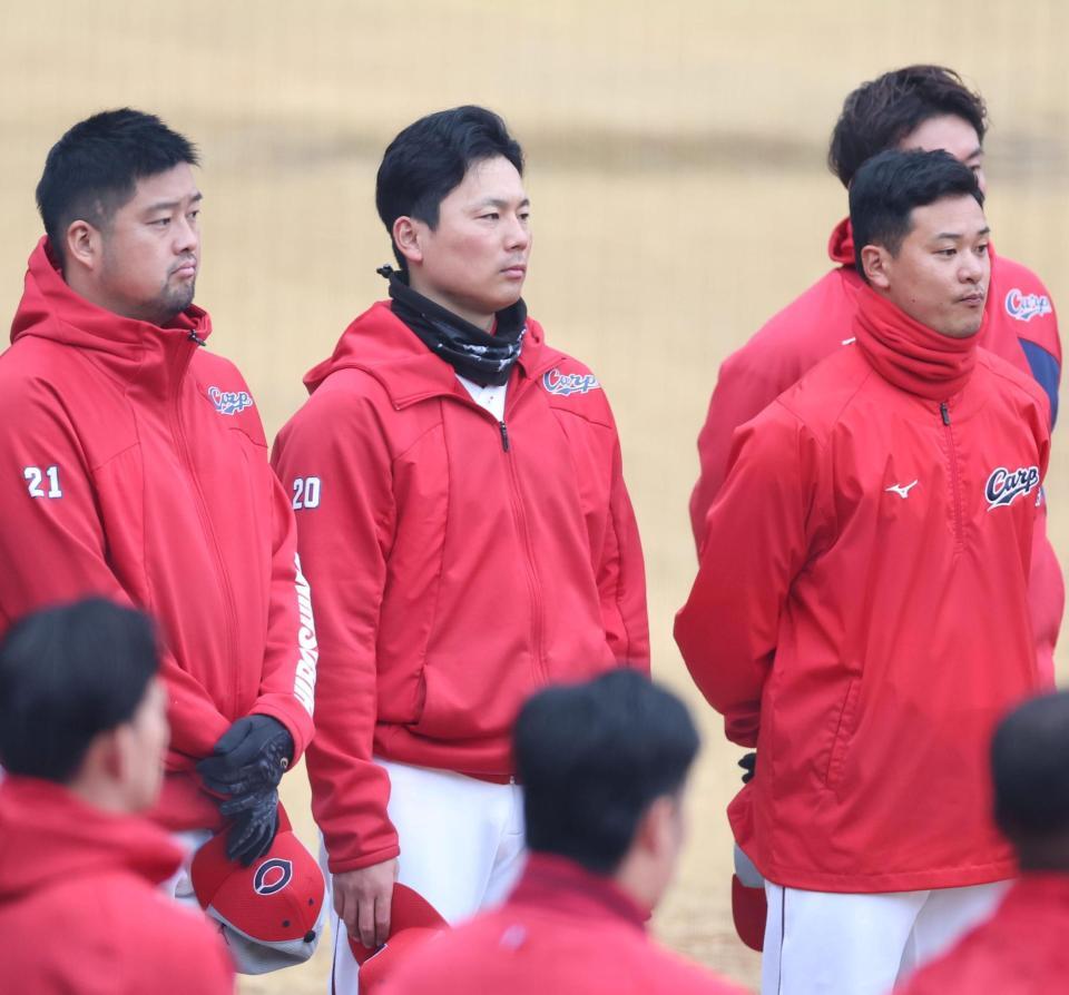 練習前の円陣で話しを聞く栗林（中央）＝撮影・北村雅宏