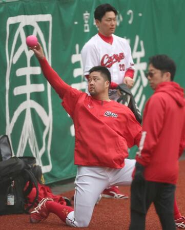 練習を切り上げた中崎と栗林（奥）