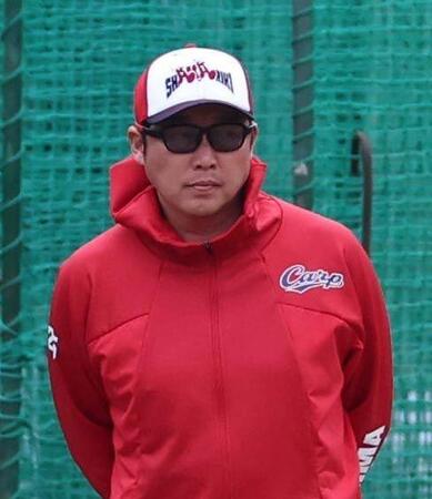 練習を見る新井監督（撮影・北村雅宏）