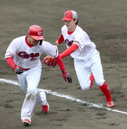 守備練習で久保へのタッチに向かう辰見（右）＝撮影・北村雅宏