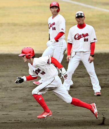 走塁練習する辰見（手前）　