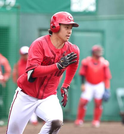 シート打撃で安打を放ち、駆け出す小林（撮影・北村雅宏）