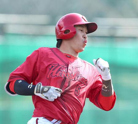 シート打撃で本塁打を放った小園（撮影・北村雅宏）