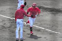 シート打撃で本塁打を放った小園（撮影・畠山賢大）