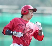 シート打撃で本塁打を放った小園（撮影・北村雅宏）