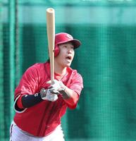 シート打撃で本塁打を放つ小園（撮影・北村雅宏）