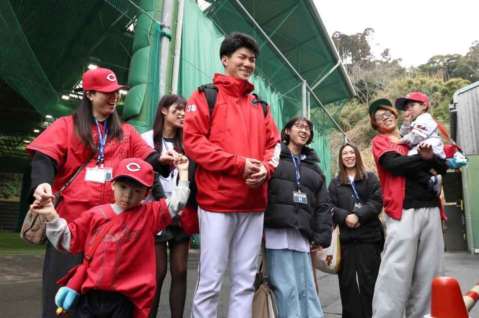 ブルペンでの投球後、家族と取材に応じる赤木（中央）＝撮影・北村雅宏　