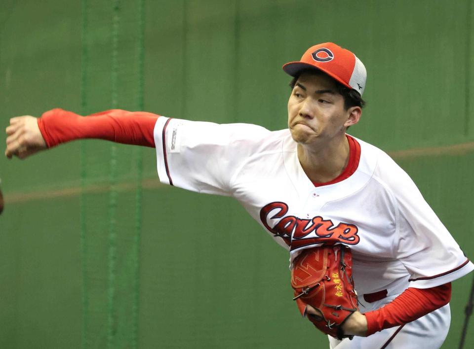 ブルペンで投球練習する赤木