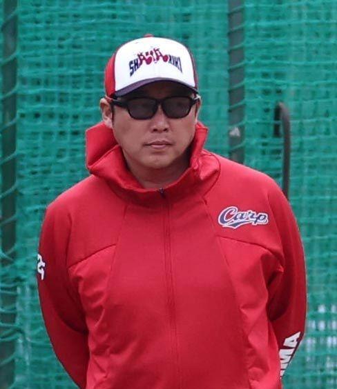 練習を見る新井監督（撮影・北村雅宏）