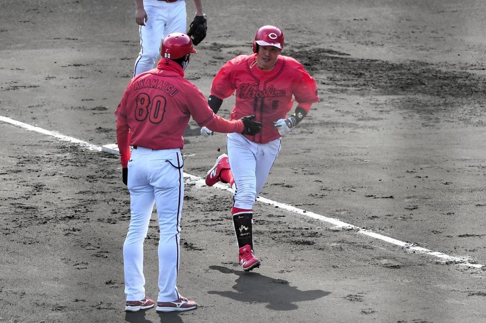 シート打撃で本塁打を放った小園（撮影・畠山賢大）