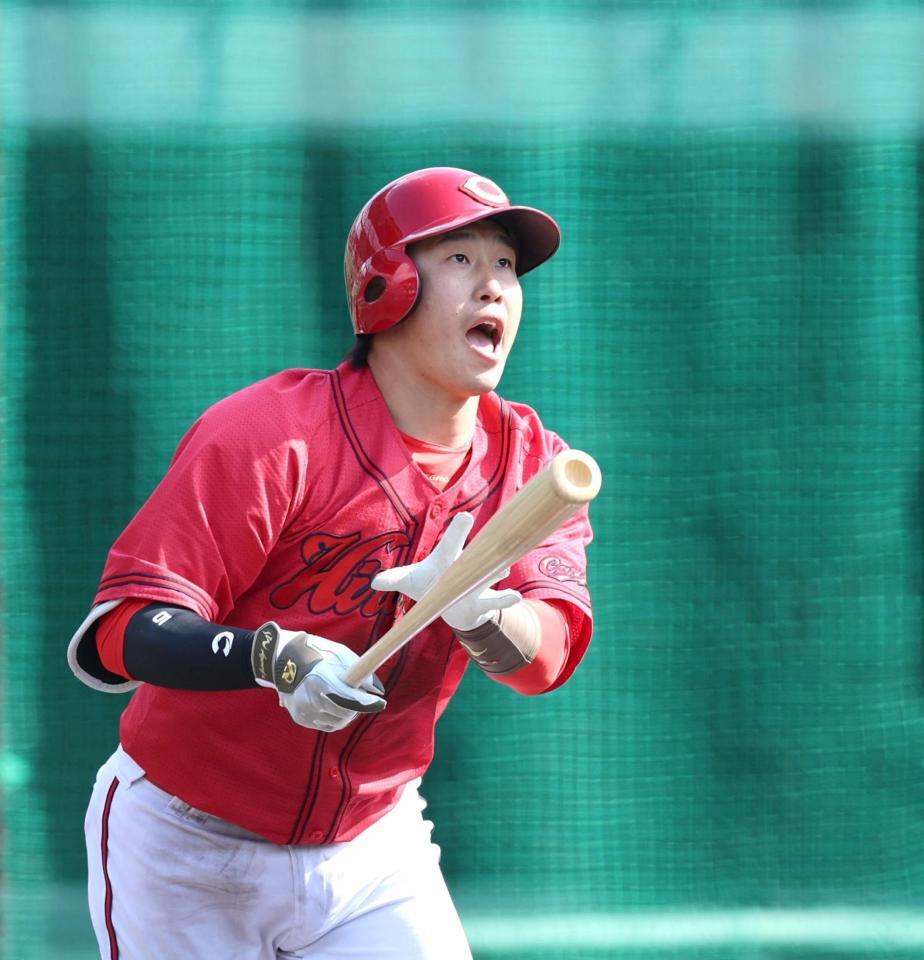 シート打撃で本塁打を放つ小園（撮影・北村雅宏）