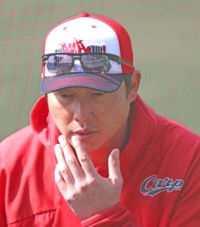 グラウンドで談笑する新井監督（撮影・北村雅宏）