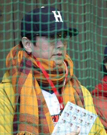 ブルペンを見学する谷原章介（撮影・北村雅宏）