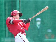 　シート打撃で安打を放つ小林（撮影・北村雅宏）