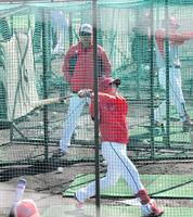 ドラフト６位・西川の打撃に熱視線を注ぐ新井監督（撮影・畠山賢大）