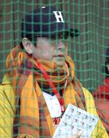 ブルペンを見学する谷原章介（撮影・北村雅宏）