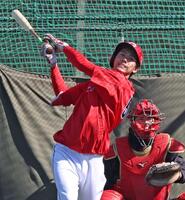 打撃練習する広島・西川篤夢（撮影・北村雅宏）