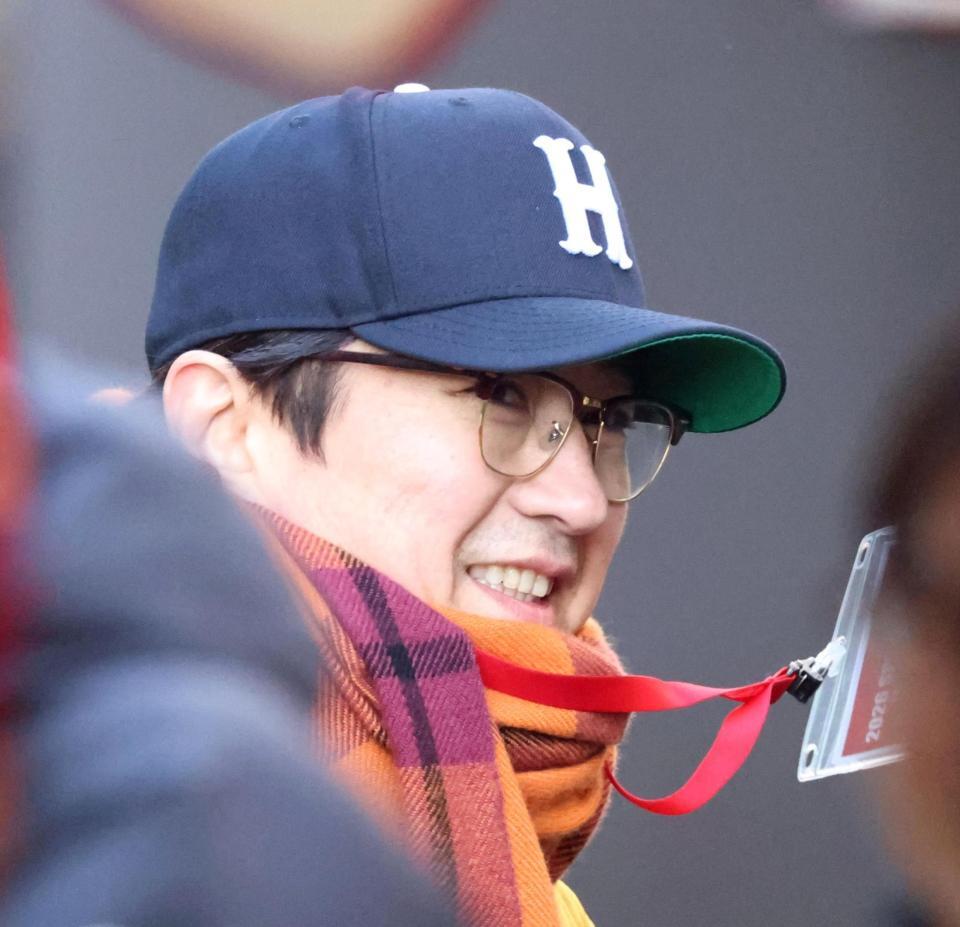 ブルペンの見学に向かう谷原章介（撮影・北村雅宏）