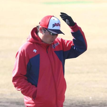 練習中、ベンチに戻る新井監督（撮影・北村雅宏）