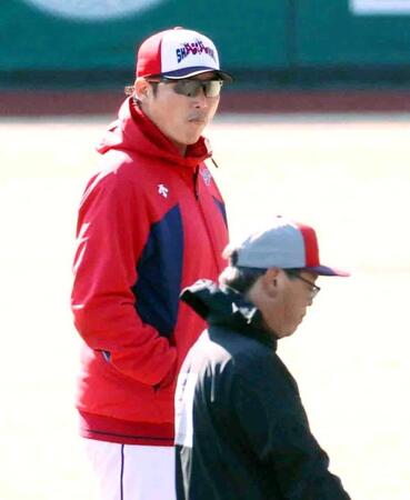 練習を見守る新井監督　