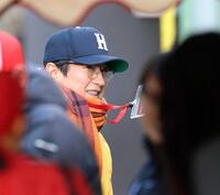 日南キャンプを訪れた谷原章介（撮影・北村雅宏）