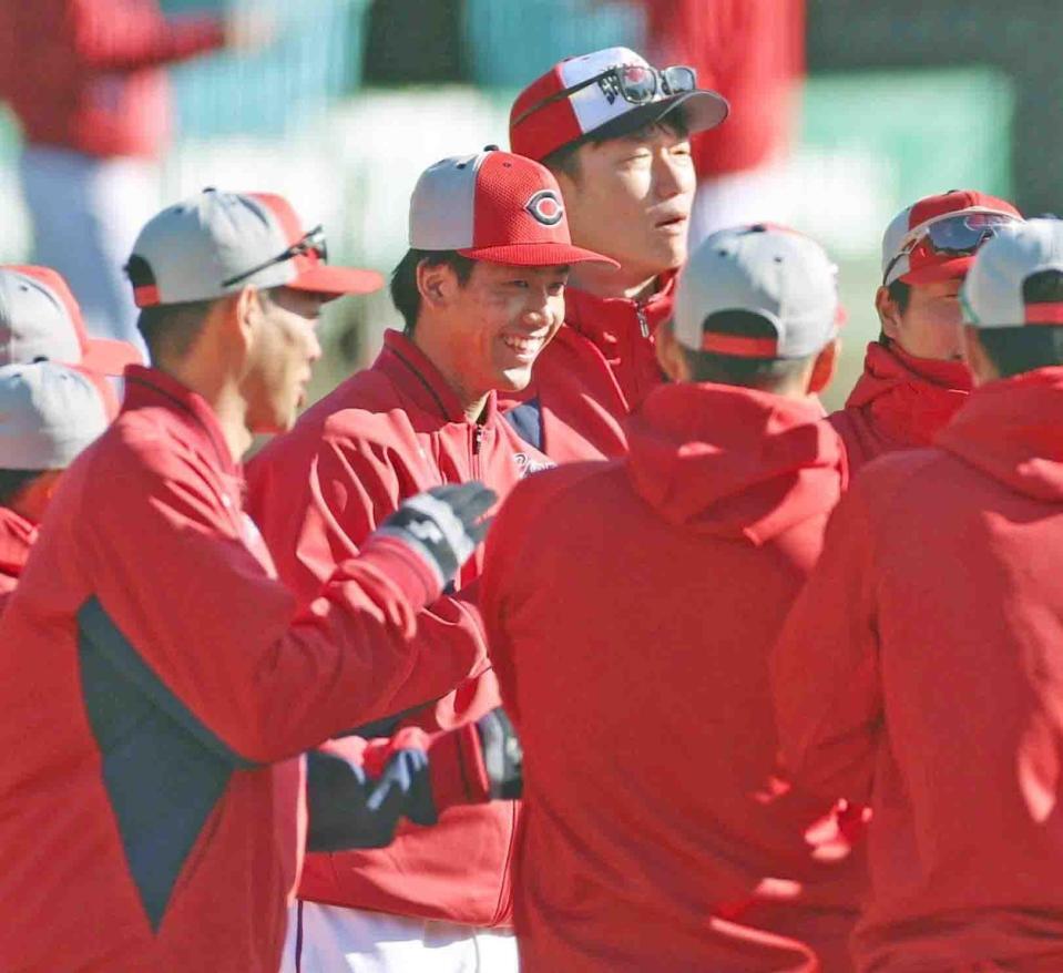 ナインの前であいさつする西川（中央）