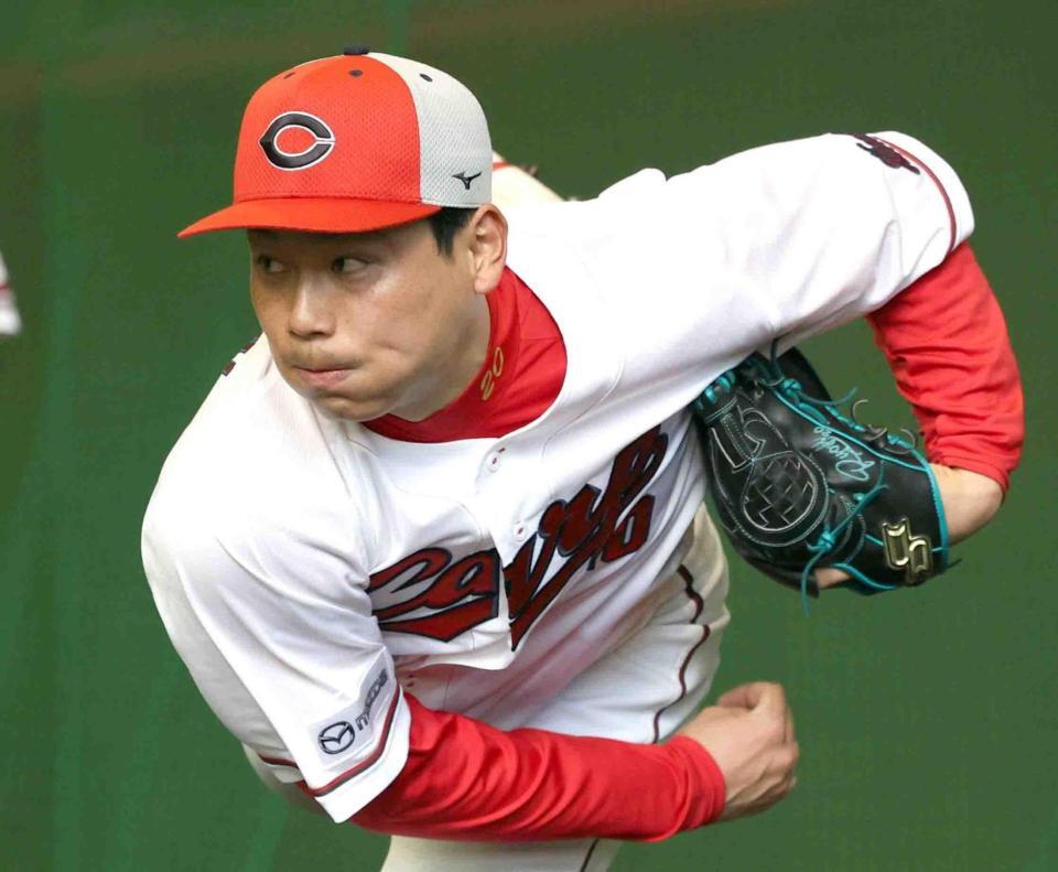 　ブルペンで投球練習する栗林