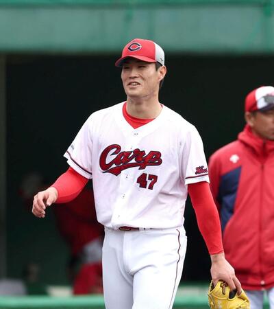 紅白戦を終え、笑顔を見せる斉藤（中央）＝撮影・北村雅宏