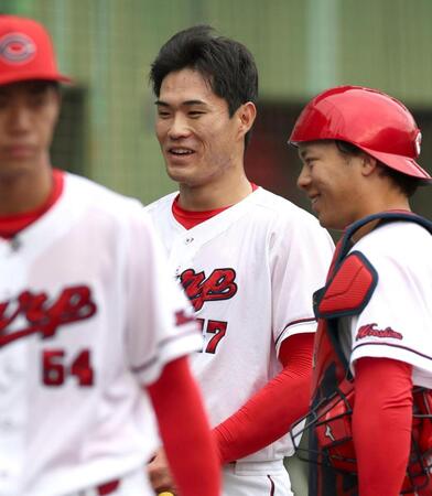 紅白戦を終え、笑顔を見せる斉藤（中央）＝撮影・北村雅宏