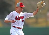 紅白戦の５回、秋山の放った一ゴロのベースカバーに走り、アウトにする遠藤（撮影・北村雅宏）