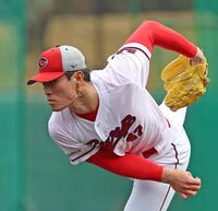 紅白戦の８回から登板する広島・斉藤優汰＝天福（撮影・北村雅宏）