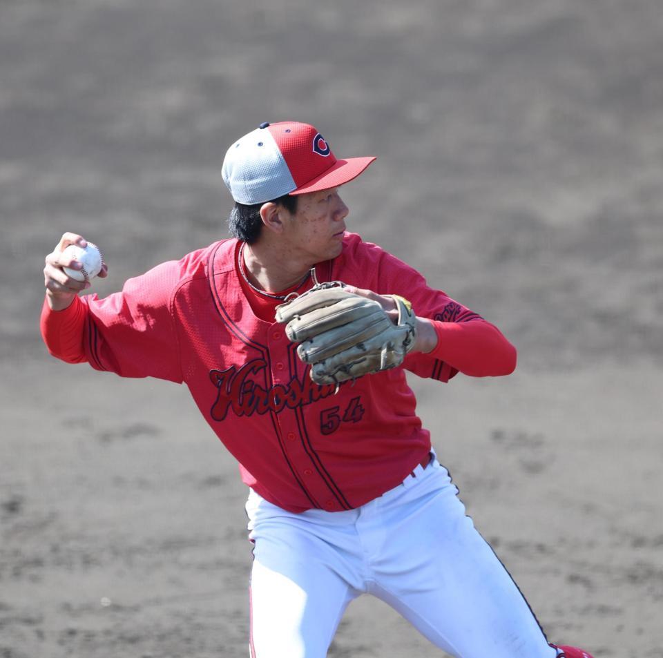 久保のゴロをさばき一塁へ送球してアウトにする西川（撮影・北村雅宏）