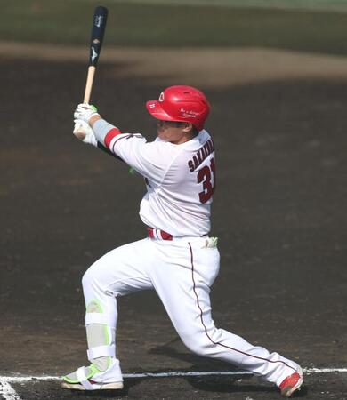 ３ランを放つ坂倉（撮影・北村雅宏）