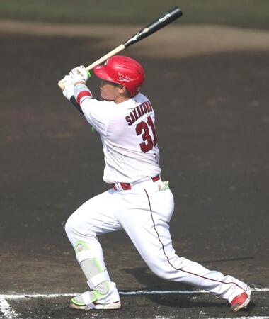 ３ランを放つ坂倉（撮影・北村雅宏）