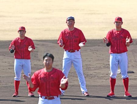 手締めを行う（左から）勝田、新井監督平川（撮影・北村雅宏）