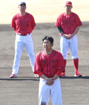 手締め前、あいさつする石原（中央）＝撮影・北村雅宏