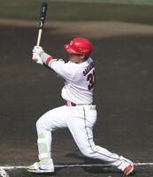 ３ランを放つ坂倉（撮影・北村雅宏）