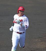 ３ランを放ちダイヤモンドを回る坂倉（撮影・北村雅宏）