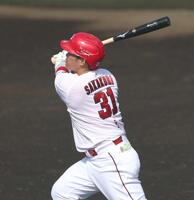 紅白戦の１回、３ランを放つ坂倉（撮影・北村雅宏）
