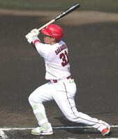 ３ランを放つ坂倉（撮影・北村雅宏）