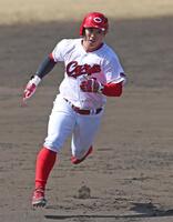 小園の右前打で三進する勝田（撮影・北村雅宏）