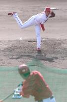 シート打撃に登板し、西川（手前）を打ち取る斉藤汰（撮影・北村雅宏）