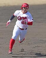 ５回、小園の右前打で三進する一走・勝田（撮影・北村雅宏）