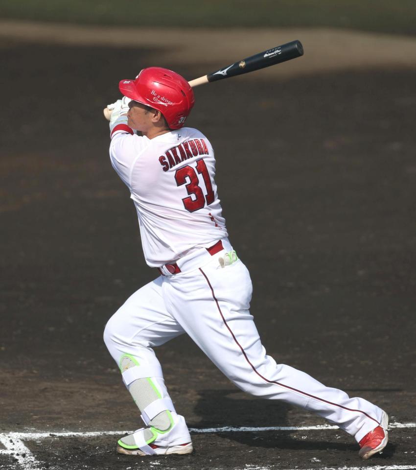 ３ランを放つ坂倉（撮影・北村雅宏）