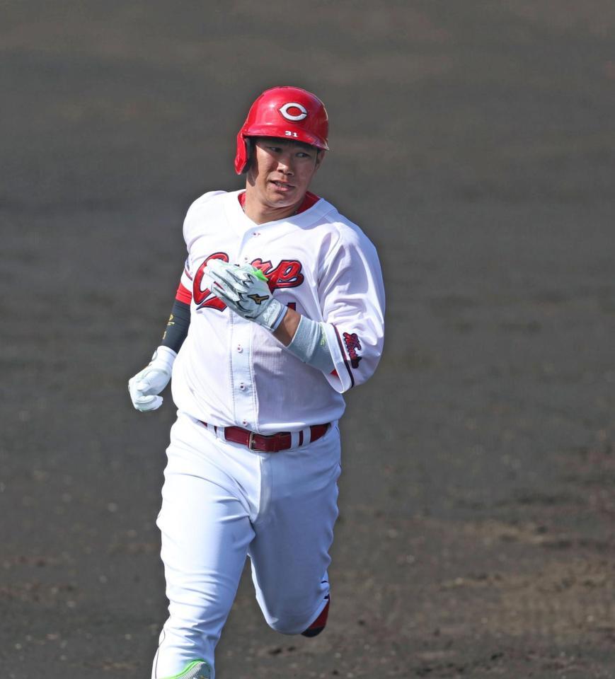 ３ランを放ちダイヤモンドを回る坂倉（撮影・北村雅宏）