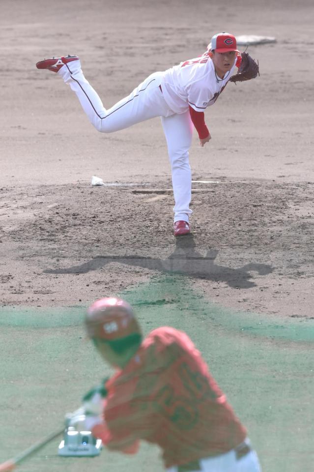 シート打撃に登板し、西川（手前）を打ち取る斉藤汰（撮影・北村雅宏）