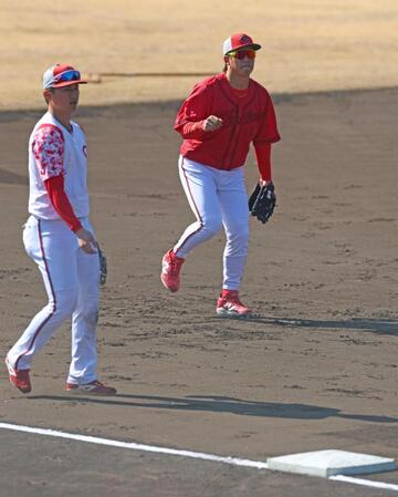 佐々木（左）と三塁の守備練習に励む小園（撮影・北村雅宏）